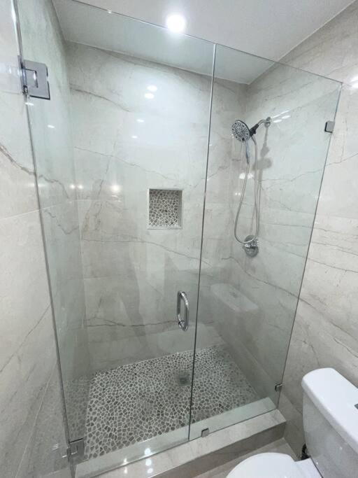 Holiday home Modern Oversized 3 Bedroom In Location *