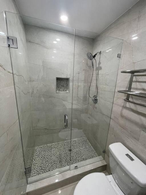 Modern Oversized 3 Bedroom In Location Holiday home