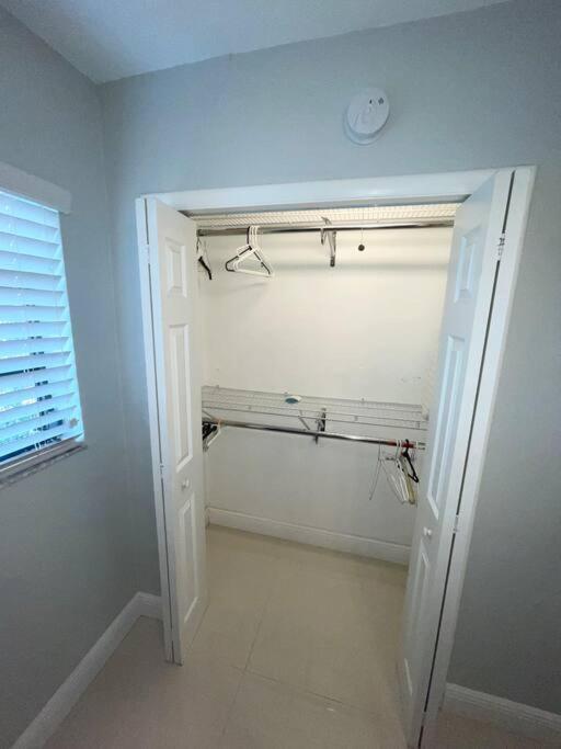Modern Oversized 3 Bedroom In Location Holiday home Miami