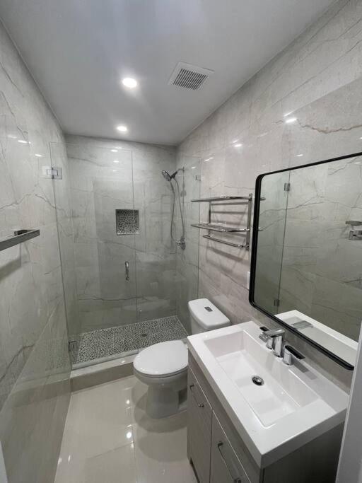 Modern Oversized 3 Bedroom In Location Holiday home *