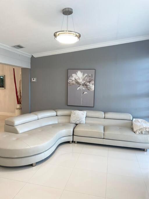 Holiday home Modern Oversized 3 Bedroom In Location *
