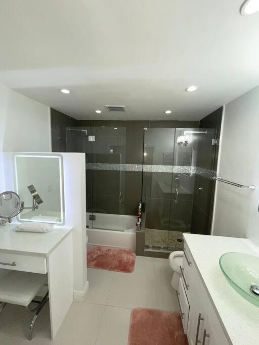 Modern Oversized 3 Bedroom In Location