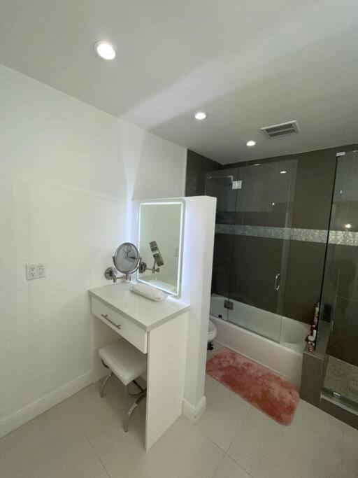 Holiday home Modern Oversized 3 Bedroom In Location *