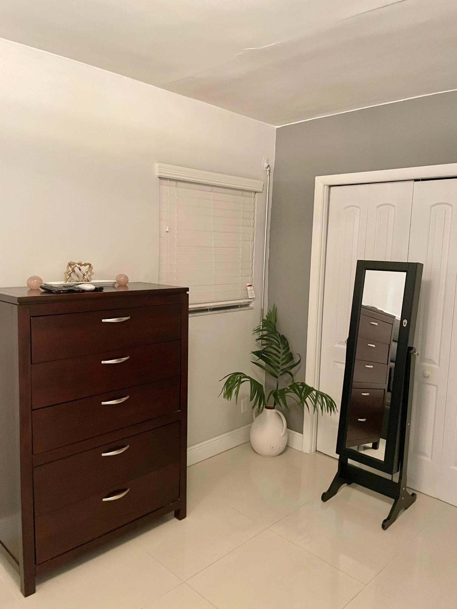 Holiday home Modern Oversized 3 Bedroom In Location