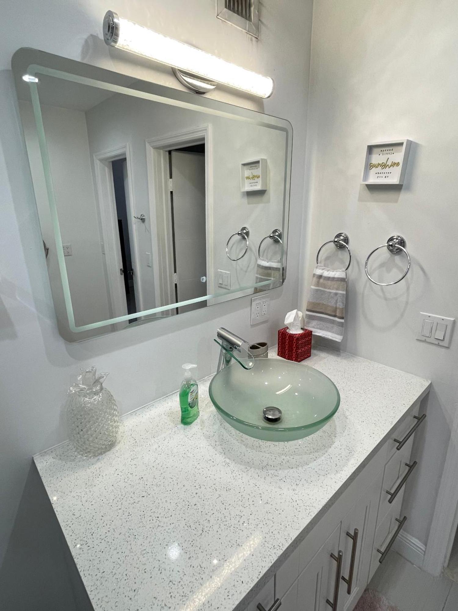 Modern Oversized 3 Bedroom In Location Holiday home