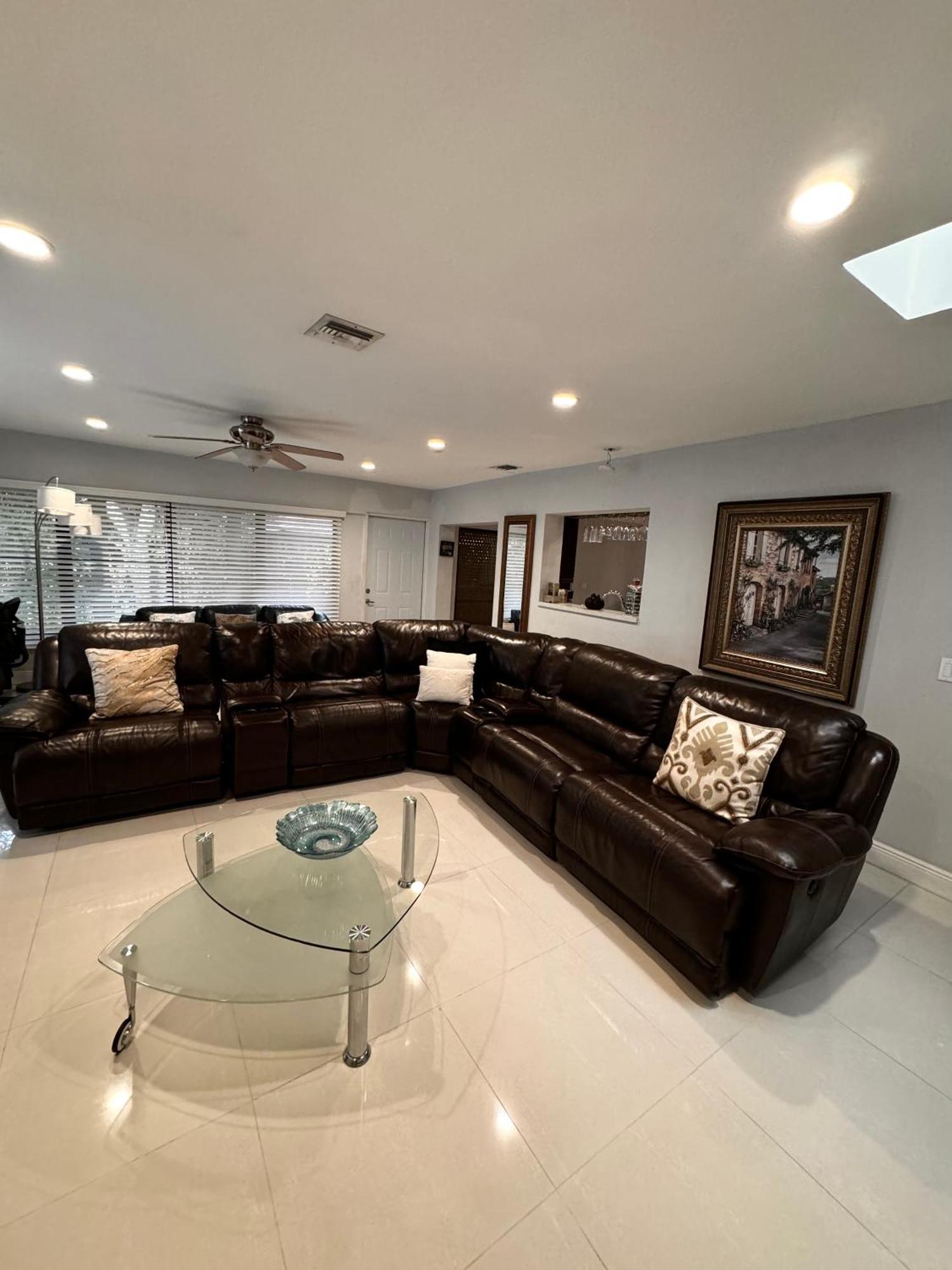 Modern Oversized 3 Bedroom In Location Holiday home *