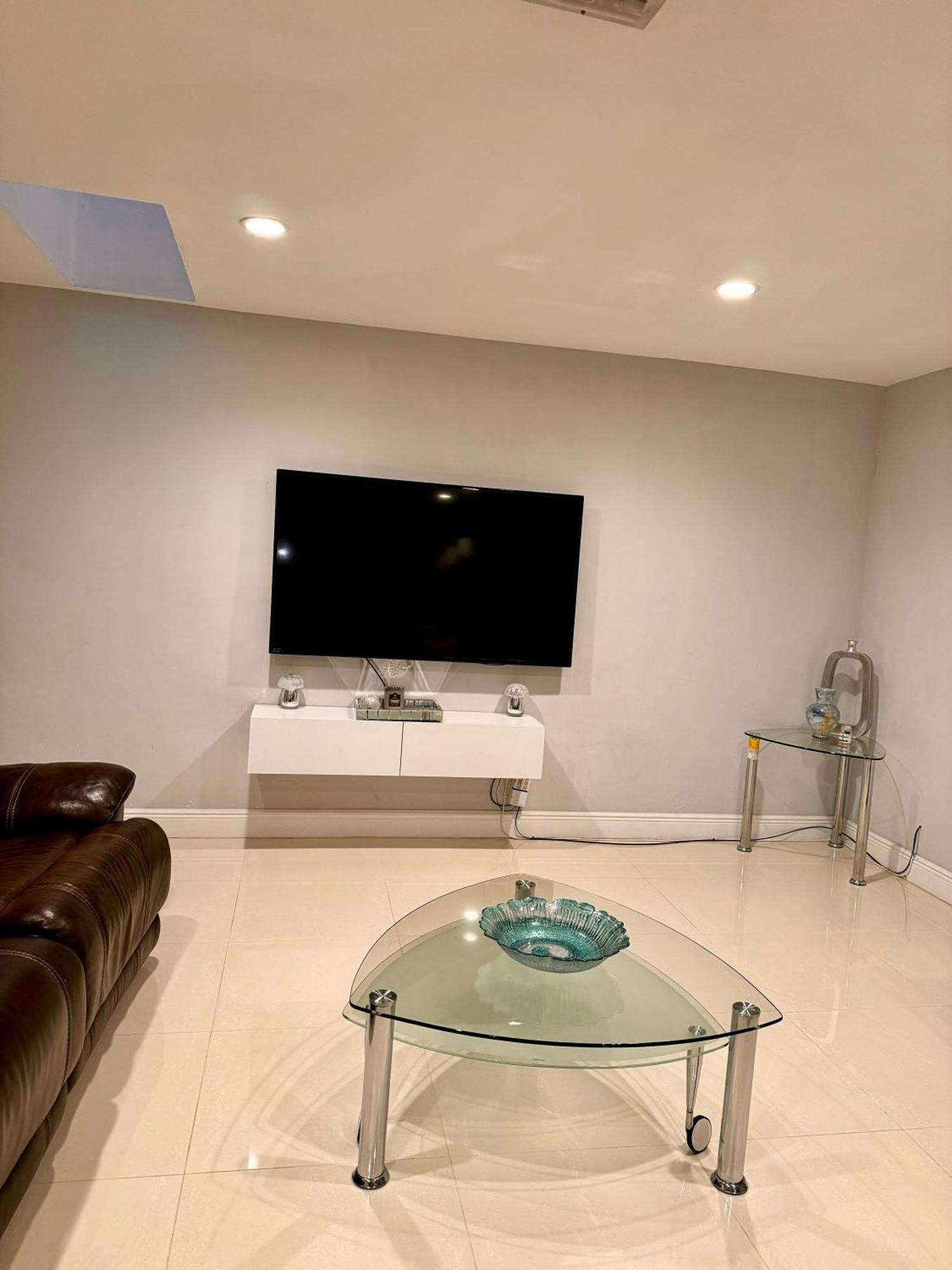 Modern Oversized 3 Bedroom In Location Miami