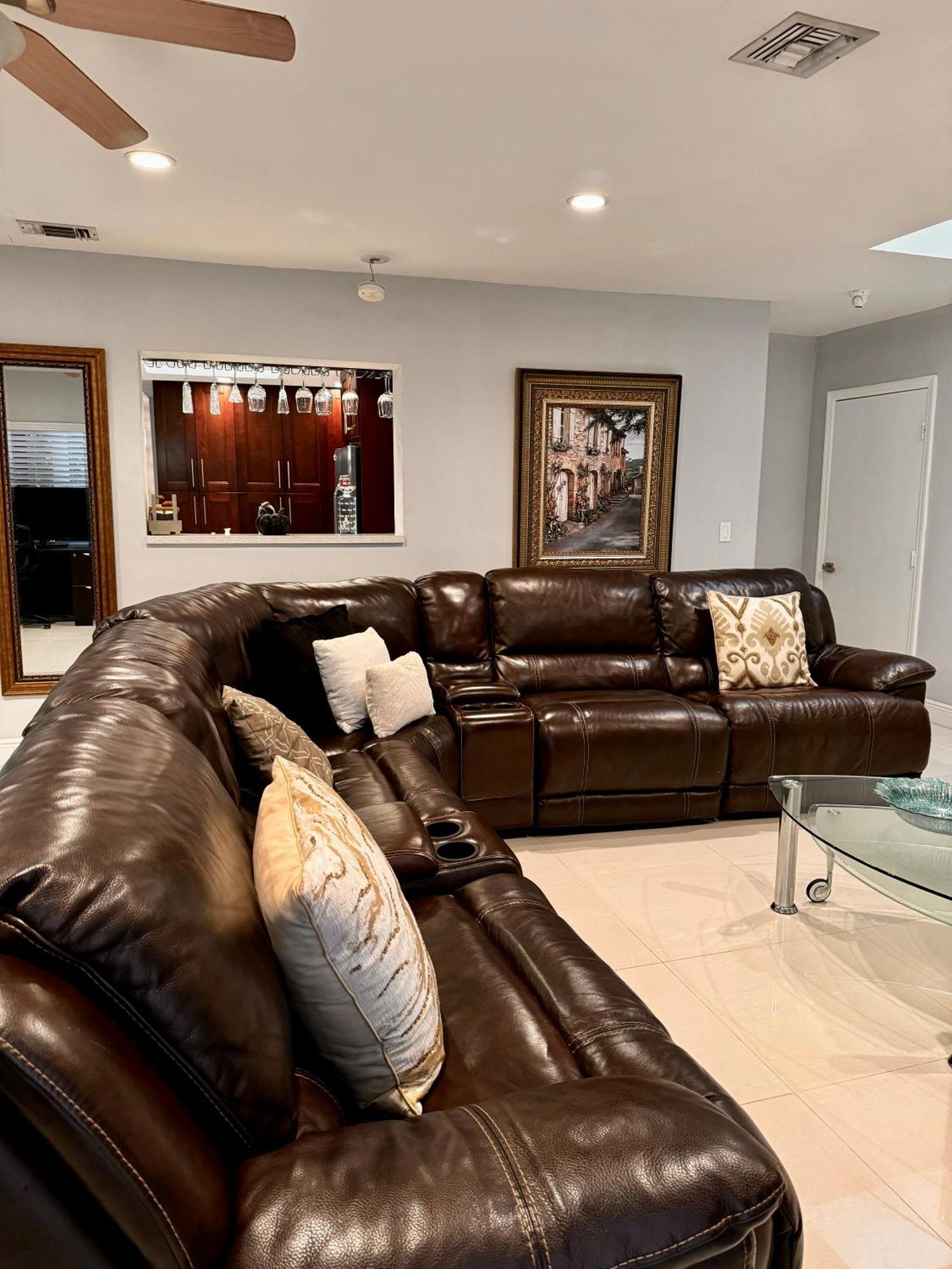 Modern Oversized 3 Bedroom In Location Holiday home *