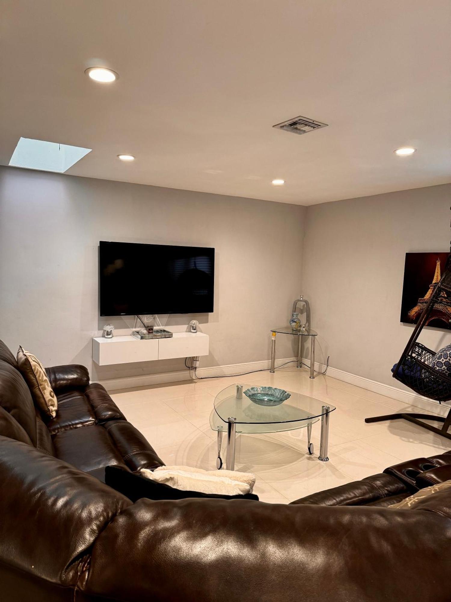 Modern Oversized 3 Bedroom In Location Holiday home